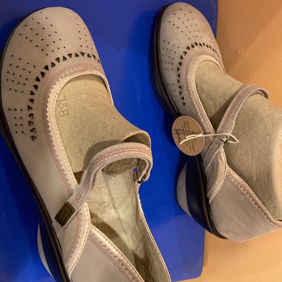 Jambu wide heel with Velcro strap. - Picture 3 of 4